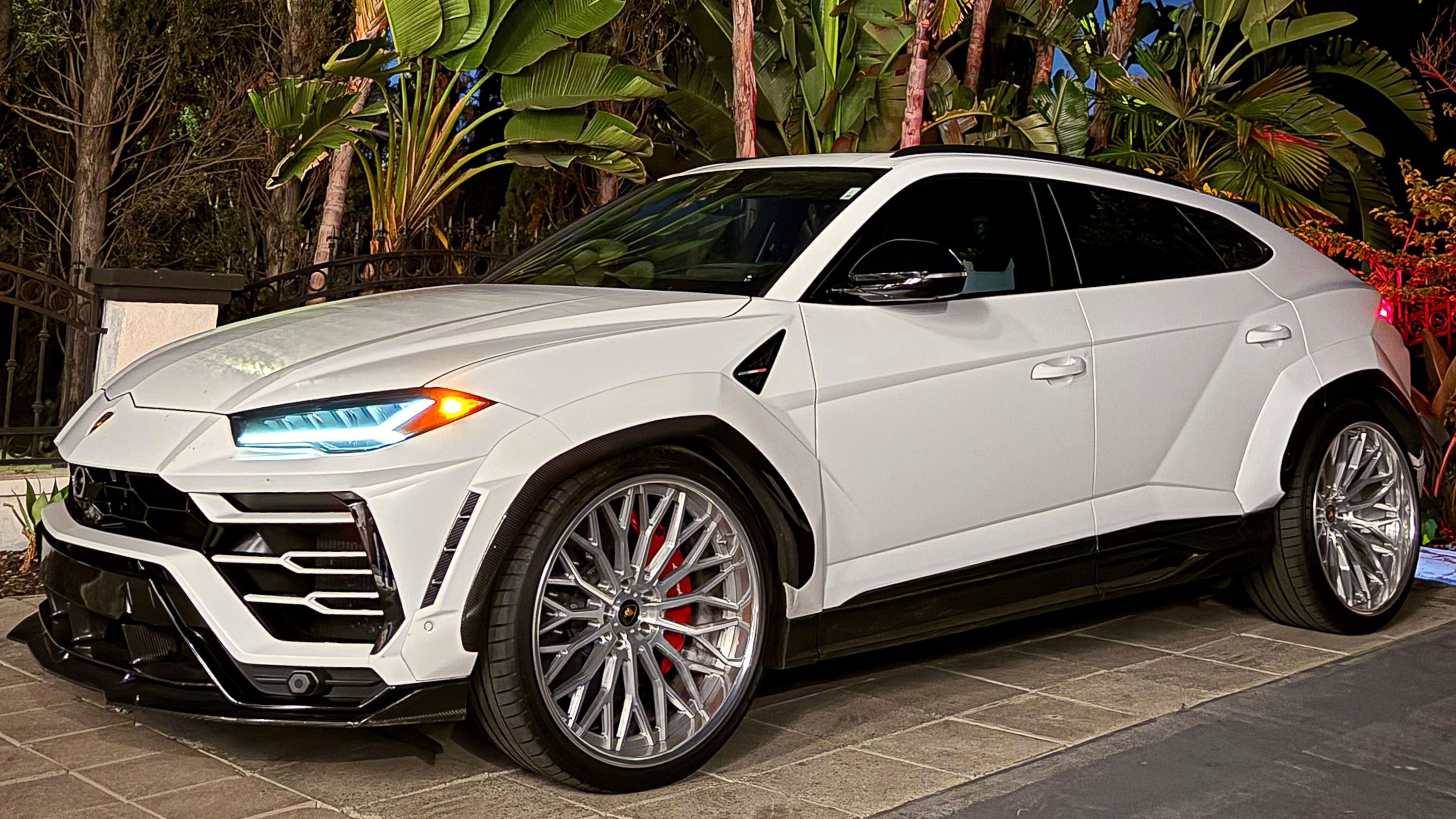 Lamborghini Urus with Motivo Forged CS-S custom wheels in gloss brushed clear face and gloss polished clear lip side view