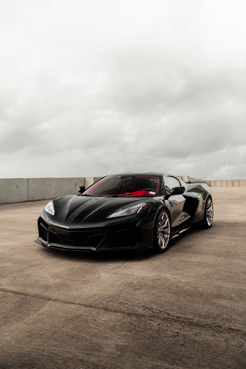 Chevy Corvette Z06 C8 z06cscwith Motivo Forged CS-C custom wheels in gloss polished clear face and brushed clear barrel side view
