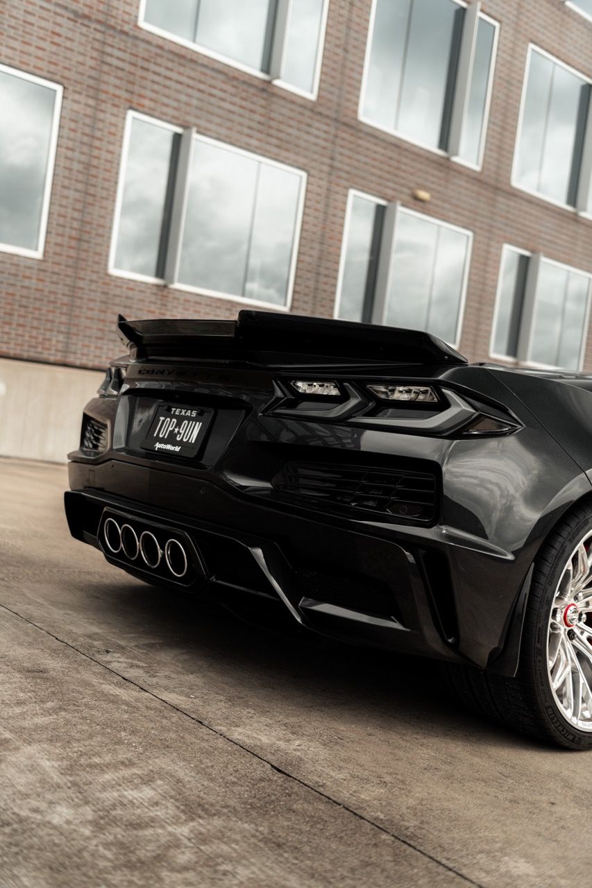 Chevy Corvette Z06 C8 z06cscwith Motivo Forged CS-C custom wheels in gloss polished clear face and brushed clear barrel side view